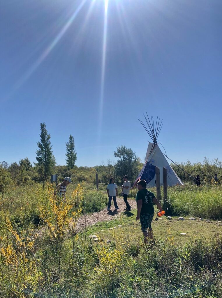 A school group on a field trip in Assiniboine forest with âniskômohcikan. Photo courtesy of Nature Manitoba.
