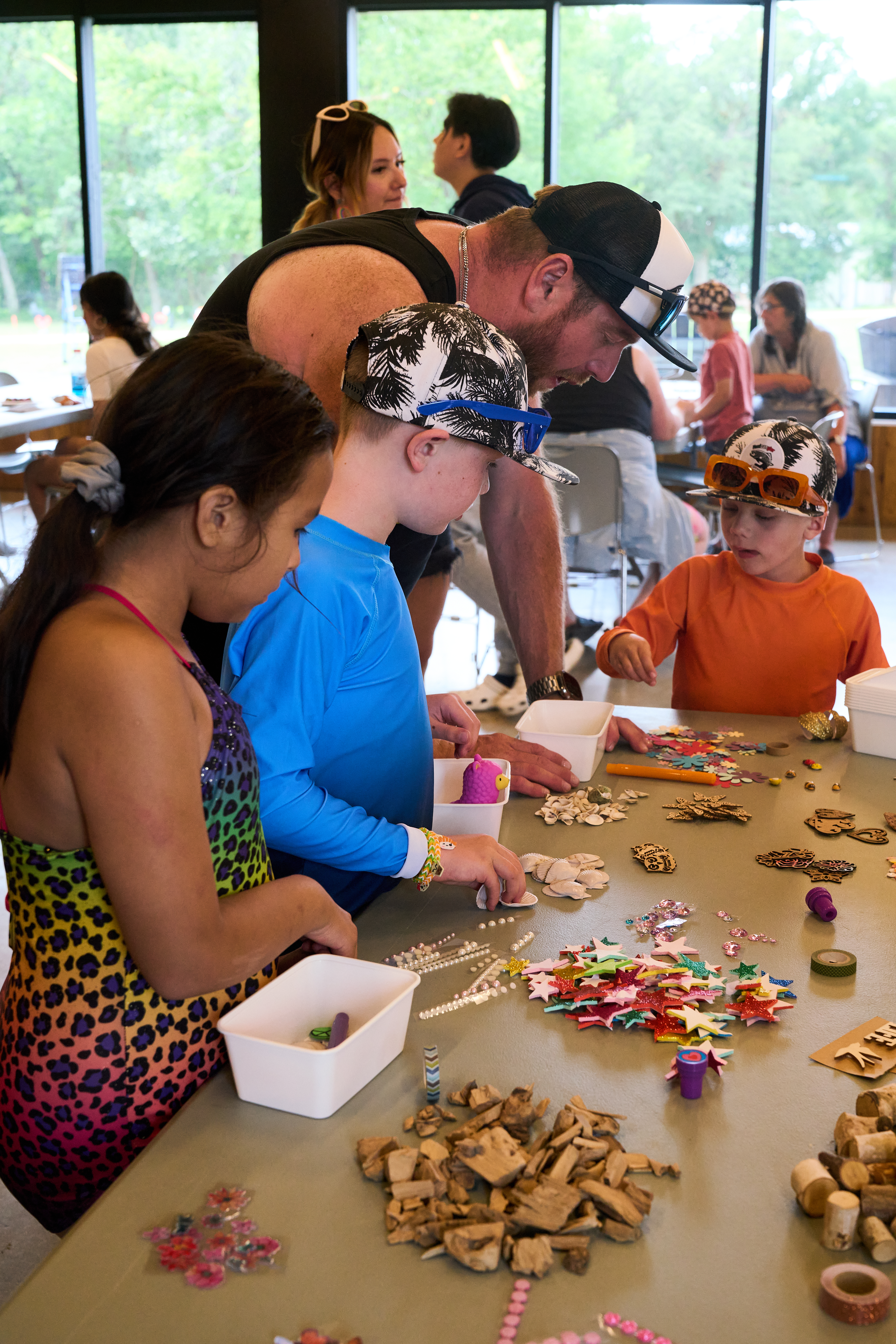 kids at memorial picture frame crafting table
