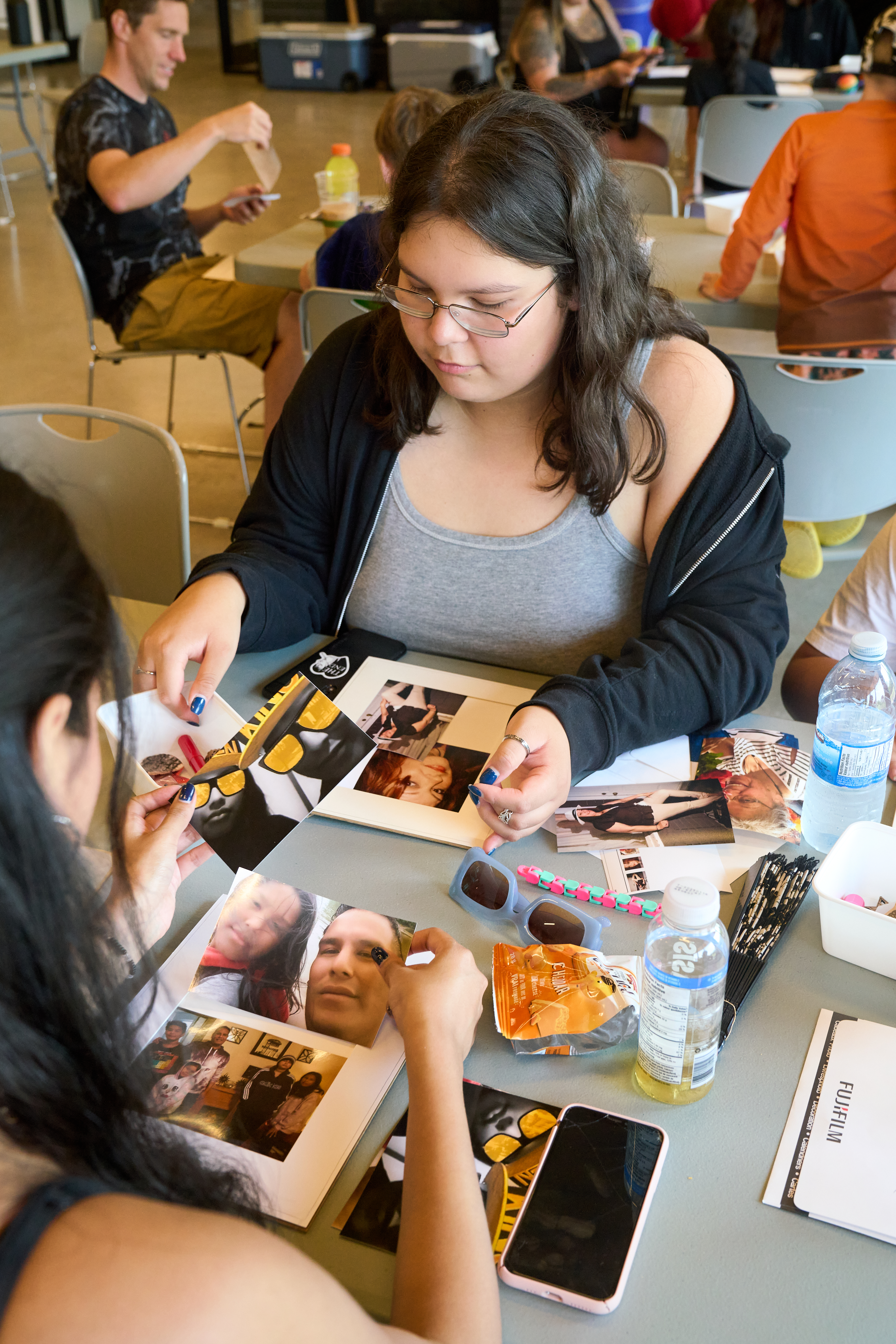 kids making memorial picture frames